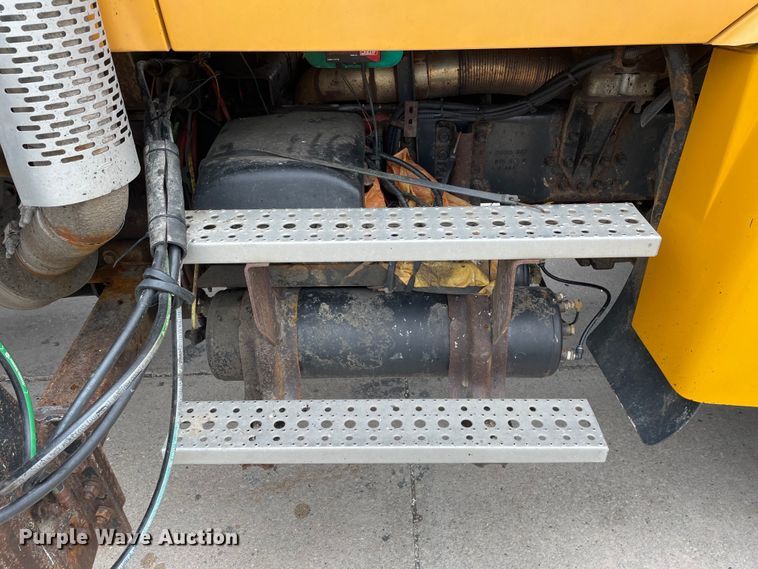 image for item LW9028 2004 Sterling  L9500 dump truck