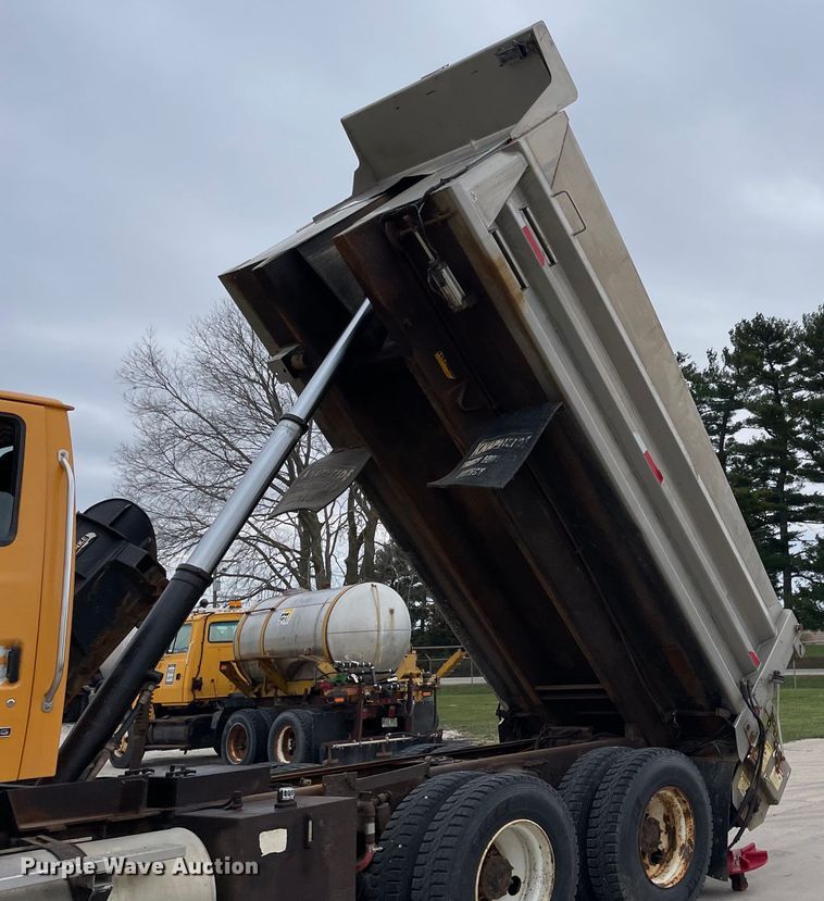 image for item LW9028 2004 Sterling  L9500 dump truck