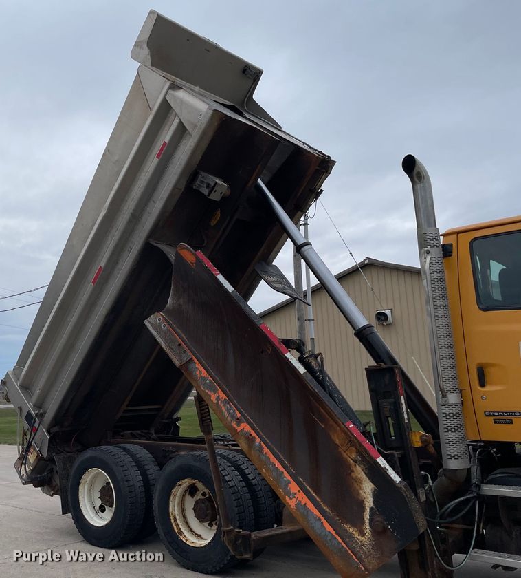 image for item LW9028 2004 Sterling  L9500 dump truck