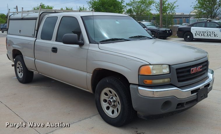 image for item LY9520 2005 GMC Sierra 1500 Ext. Cab pickup truck