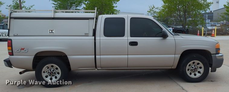 image for item LY9520 2005 GMC Sierra 1500 Ext. Cab pickup truck