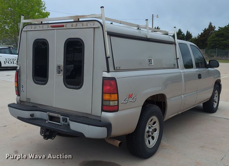 image for item LY9520 2005 GMC Sierra 1500 Ext. Cab pickup truck