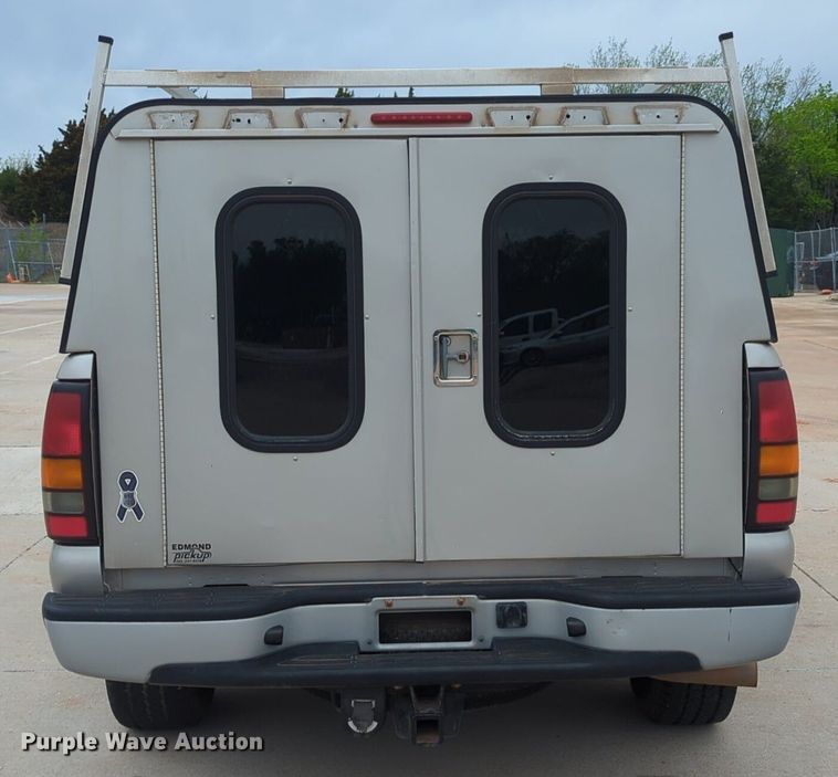 image for item LY9520 2005 GMC Sierra 1500 Ext. Cab pickup truck
