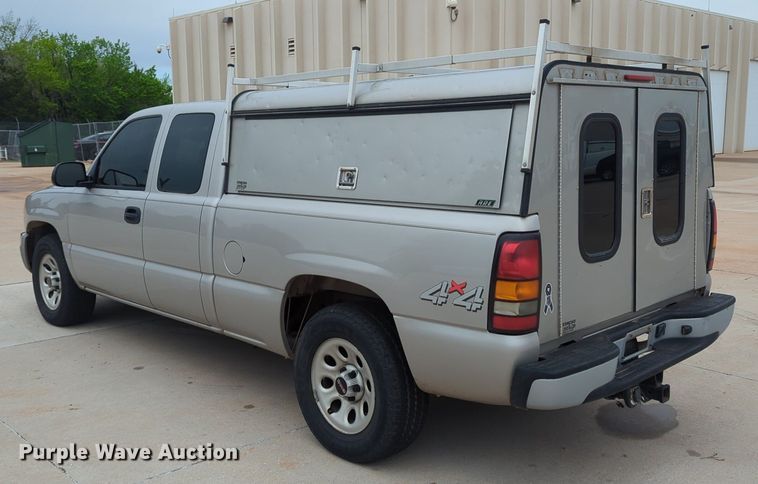 image for item LY9520 2005 GMC Sierra 1500 Ext. Cab pickup truck