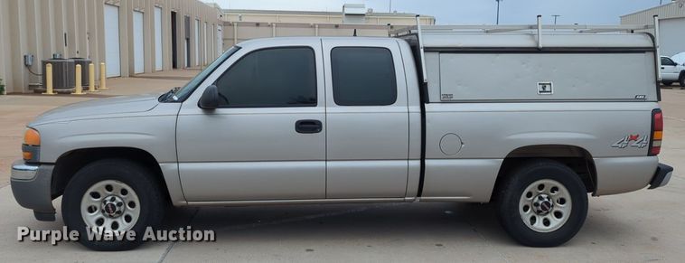 image for item LY9520 2005 GMC Sierra 1500 Ext. Cab pickup truck