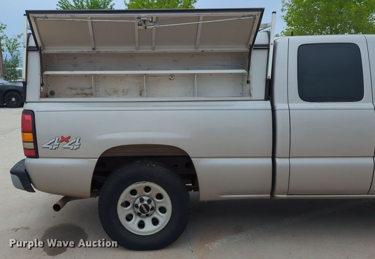 image for item LY9520 2005 GMC Sierra 1500 Ext. Cab pickup truck