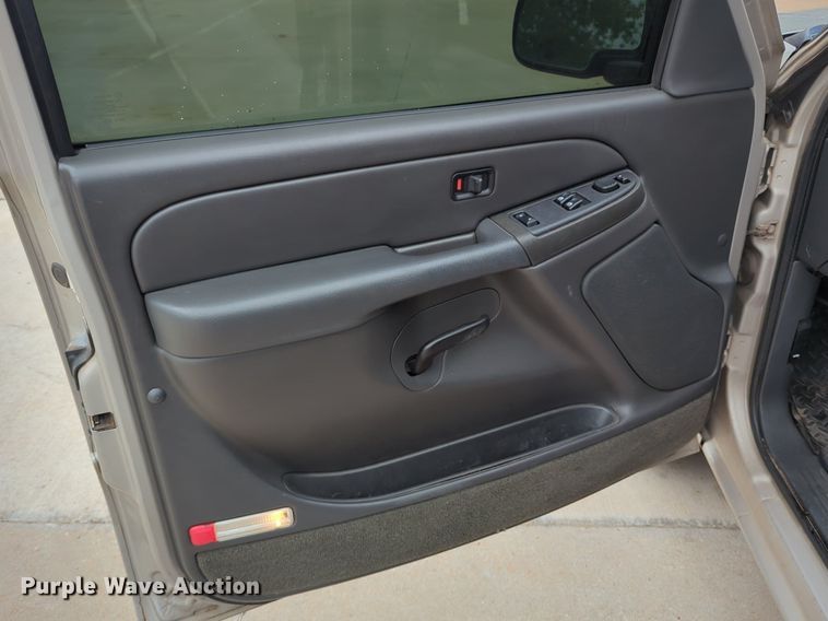 image for item LY9520 2005 GMC Sierra 1500 Ext. Cab pickup truck