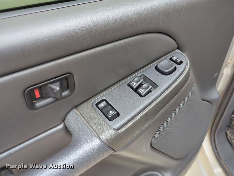 image for item LY9520 2005 GMC Sierra 1500 Ext. Cab pickup truck