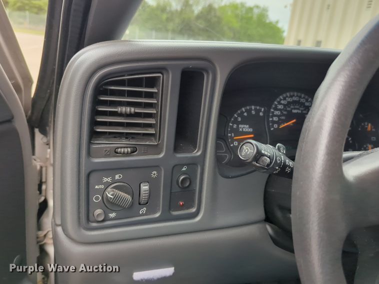 image for item LY9520 2005 GMC Sierra 1500 Ext. Cab pickup truck