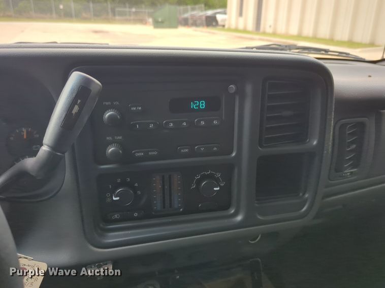 image for item LY9520 2005 GMC Sierra 1500 Ext. Cab pickup truck