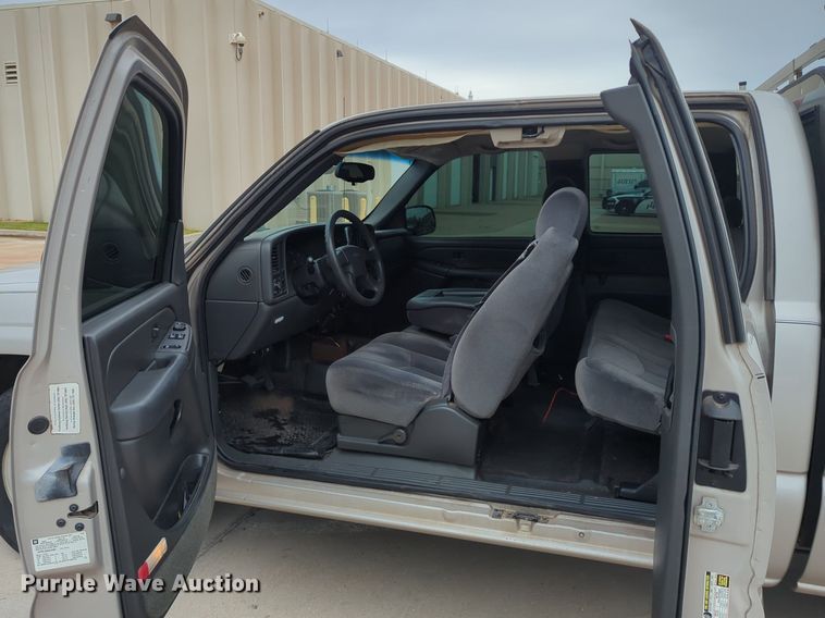 image for item LY9520 2005 GMC Sierra 1500 Ext. Cab pickup truck