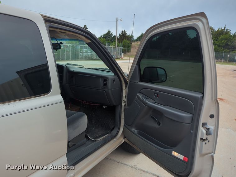 image for item LY9520 2005 GMC Sierra 1500 Ext. Cab pickup truck