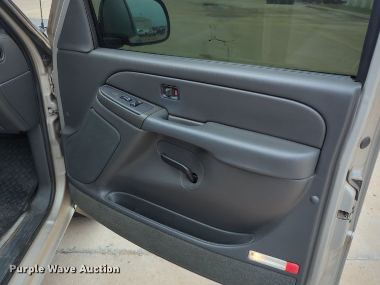 image for item LY9520 2005 GMC Sierra 1500 Ext. Cab pickup truck