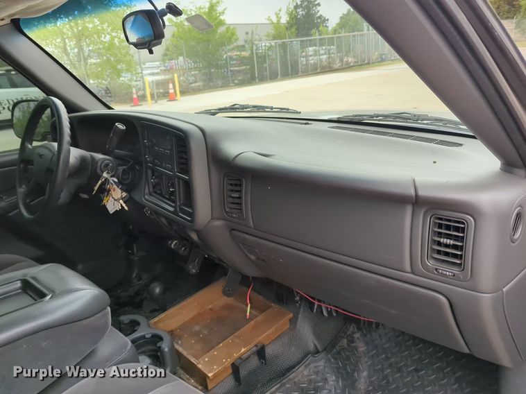 image for item LY9520 2005 GMC Sierra 1500 Ext. Cab pickup truck