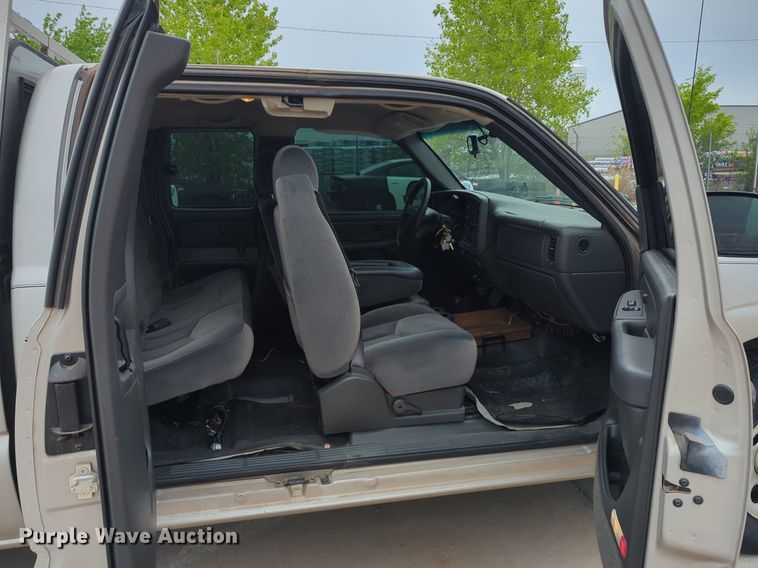image for item LY9520 2005 GMC Sierra 1500 Ext. Cab pickup truck