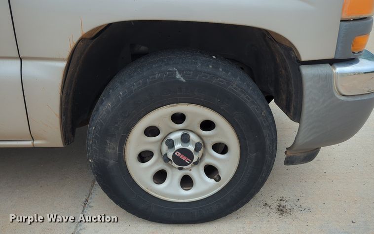 image for item LY9520 2005 GMC Sierra 1500 Ext. Cab pickup truck