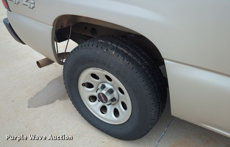 image for item LY9520 2005 GMC Sierra 1500 Ext. Cab pickup truck