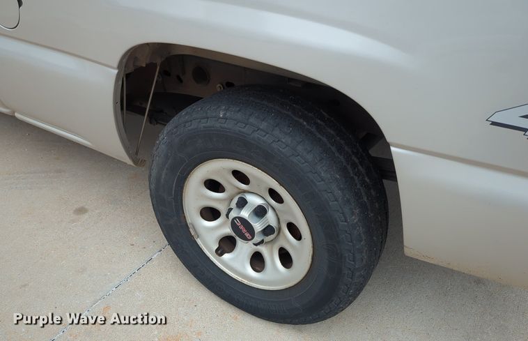 image for item LY9520 2005 GMC Sierra 1500 Ext. Cab pickup truck