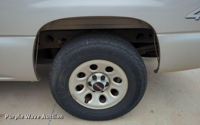 image for item LY9520 2005 GMC Sierra 1500 Ext. Cab pickup truck