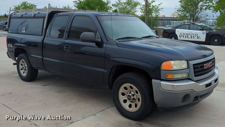 image for item LY9521 2005 GMC Sierra 1500 Ext. Cab pickup truck