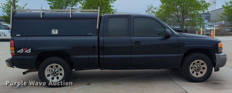 image for item LY9521 2005 GMC Sierra 1500 Ext. Cab pickup truck