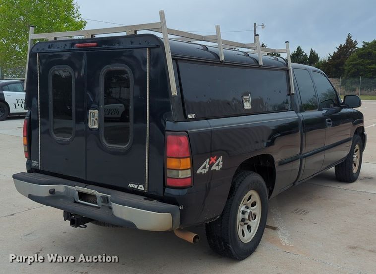 image for item LY9521 2005 GMC Sierra 1500 Ext. Cab pickup truck