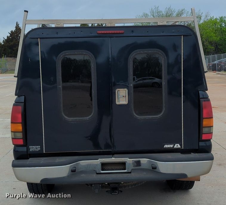 image for item LY9521 2005 GMC Sierra 1500 Ext. Cab pickup truck