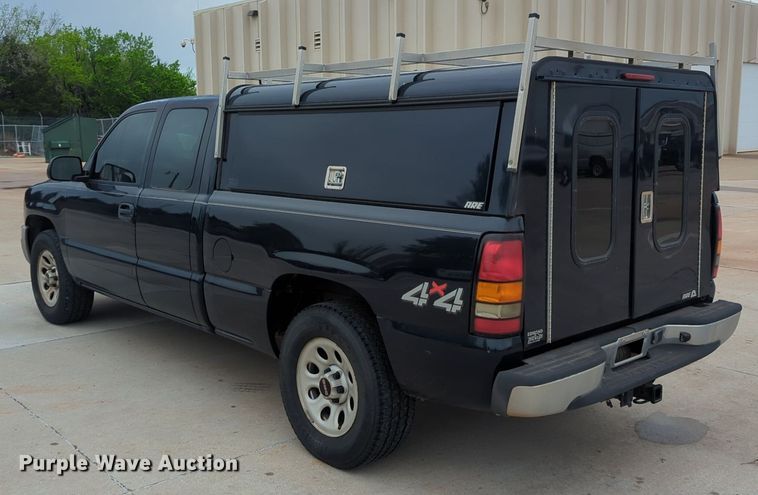 image for item LY9521 2005 GMC Sierra 1500 Ext. Cab pickup truck