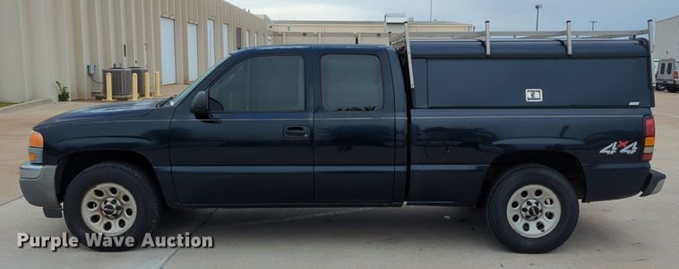 image for item LY9521 2005 GMC Sierra 1500 Ext. Cab pickup truck