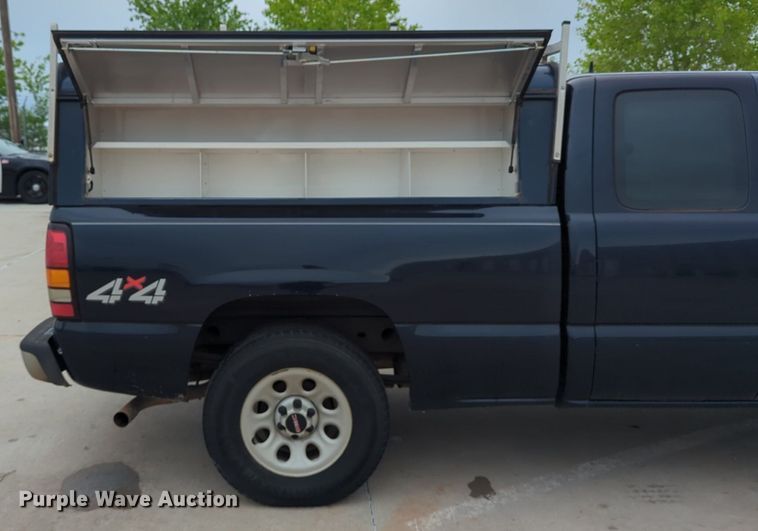 image for item LY9521 2005 GMC Sierra 1500 Ext. Cab pickup truck