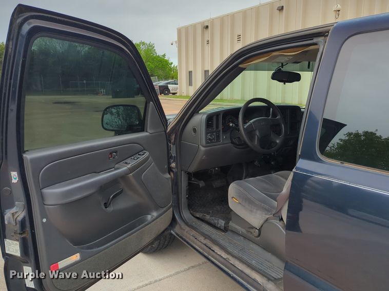 image for item LY9521 2005 GMC Sierra 1500 Ext. Cab pickup truck