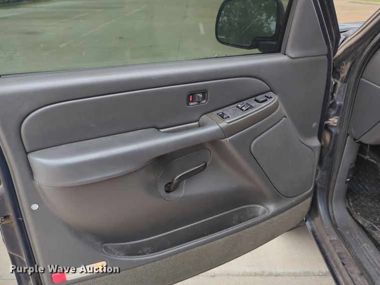 image for item LY9521 2005 GMC Sierra 1500 Ext. Cab pickup truck