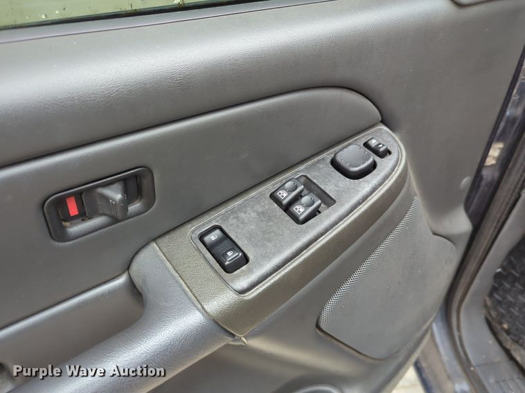image for item LY9521 2005 GMC Sierra 1500 Ext. Cab pickup truck