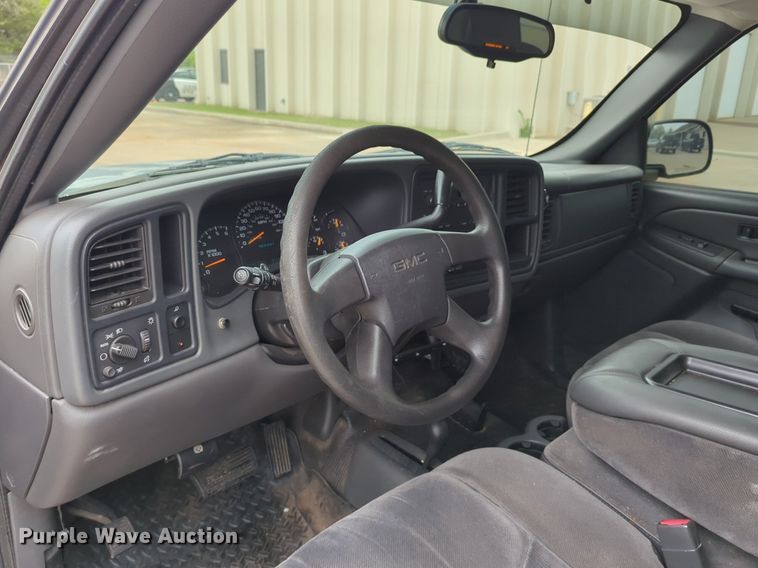 image for item LY9521 2005 GMC Sierra 1500 Ext. Cab pickup truck