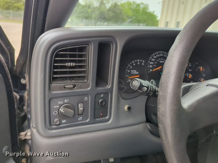 image for item LY9521 2005 GMC Sierra 1500 Ext. Cab pickup truck