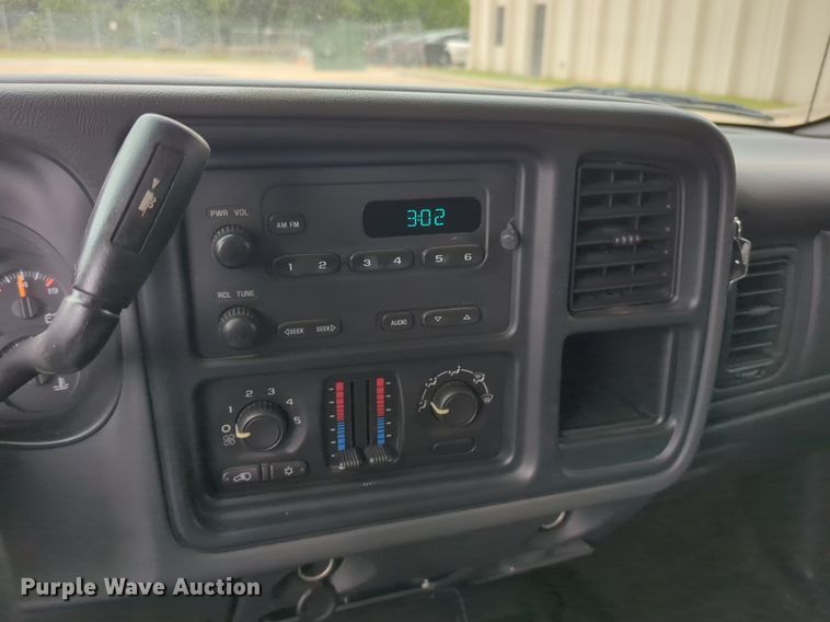 image for item LY9521 2005 GMC Sierra 1500 Ext. Cab pickup truck