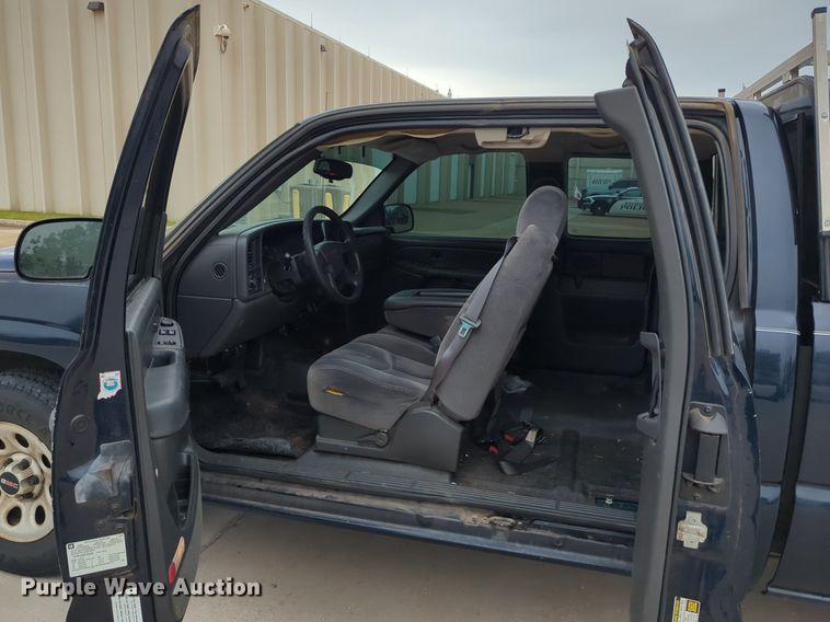image for item LY9521 2005 GMC Sierra 1500 Ext. Cab pickup truck