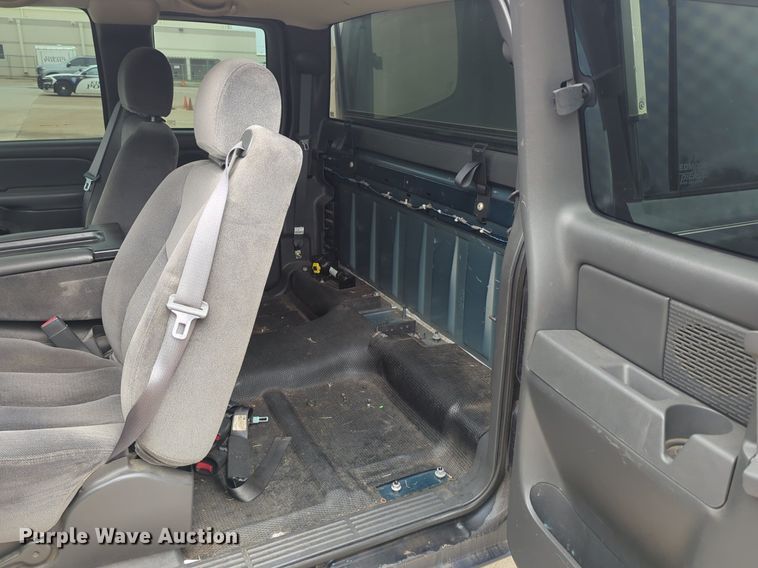 image for item LY9521 2005 GMC Sierra 1500 Ext. Cab pickup truck