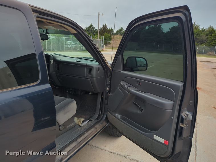image for item LY9521 2005 GMC Sierra 1500 Ext. Cab pickup truck
