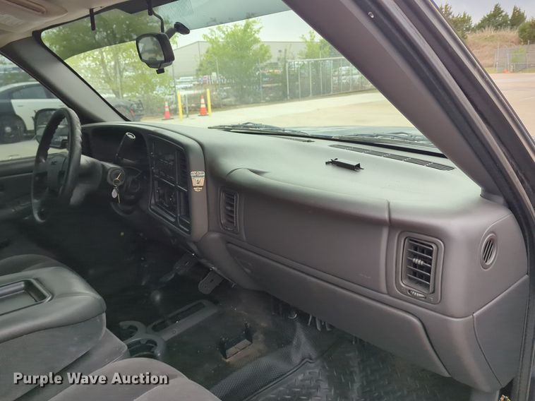 image for item LY9521 2005 GMC Sierra 1500 Ext. Cab pickup truck