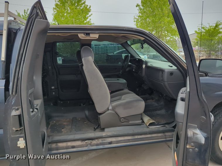 image for item LY9521 2005 GMC Sierra 1500 Ext. Cab pickup truck