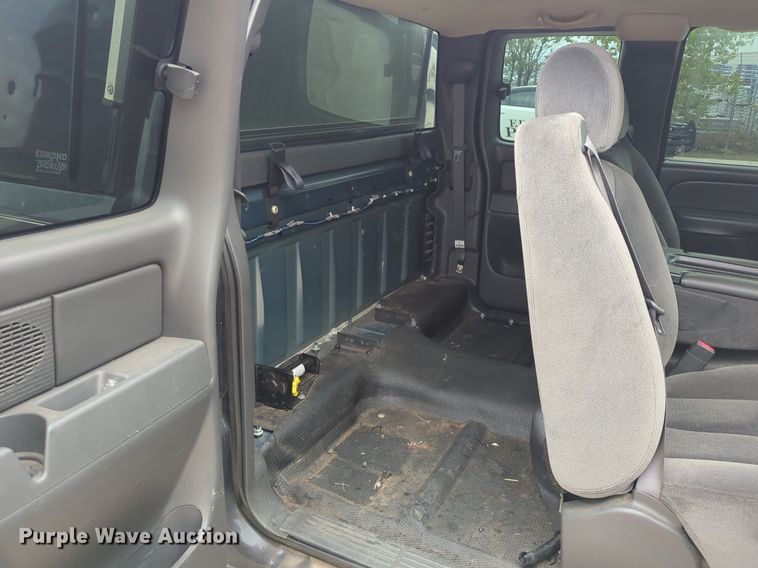 image for item LY9521 2005 GMC Sierra 1500 Ext. Cab pickup truck