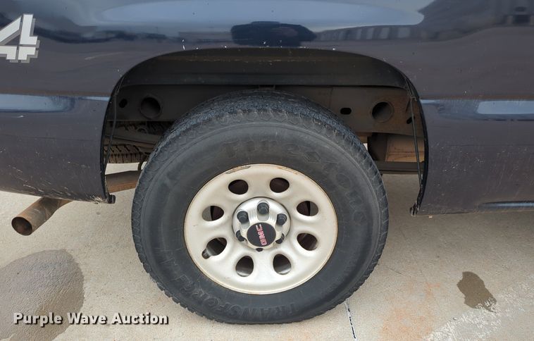 image for item LY9521 2005 GMC Sierra 1500 Ext. Cab pickup truck