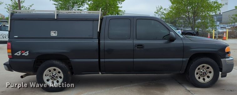 image for item LY9522 2005 GMC Sierra 1500 Ext. Cab pickup truck