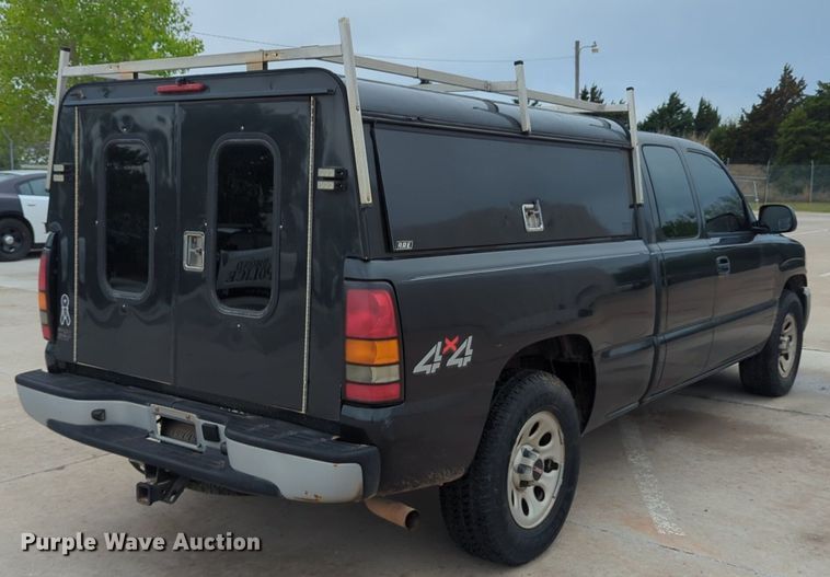 image for item LY9522 2005 GMC Sierra 1500 Ext. Cab pickup truck