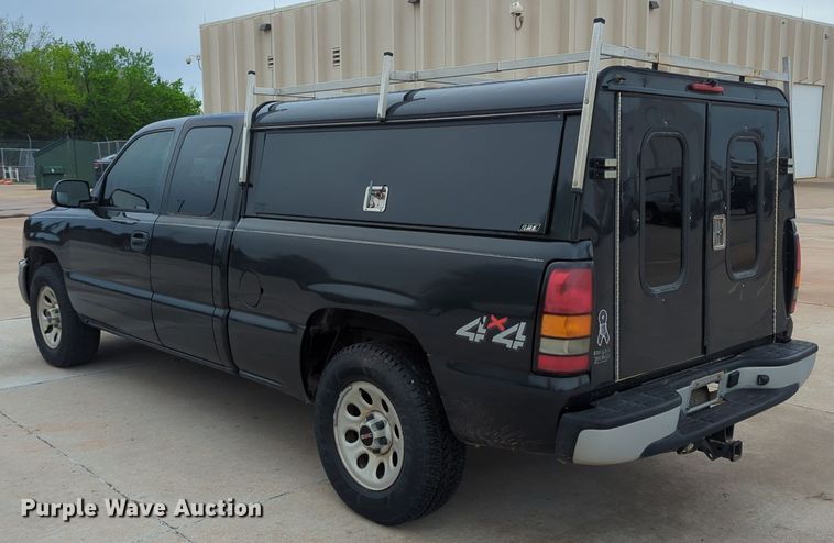 image for item LY9522 2005 GMC Sierra 1500 Ext. Cab pickup truck