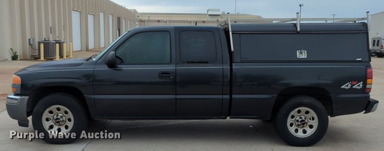 image for item LY9522 2005 GMC Sierra 1500 Ext. Cab pickup truck