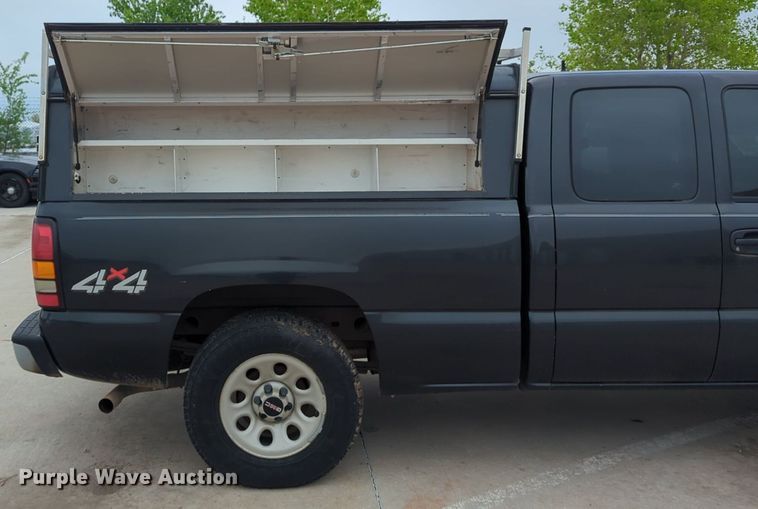 image for item LY9522 2005 GMC Sierra 1500 Ext. Cab pickup truck
