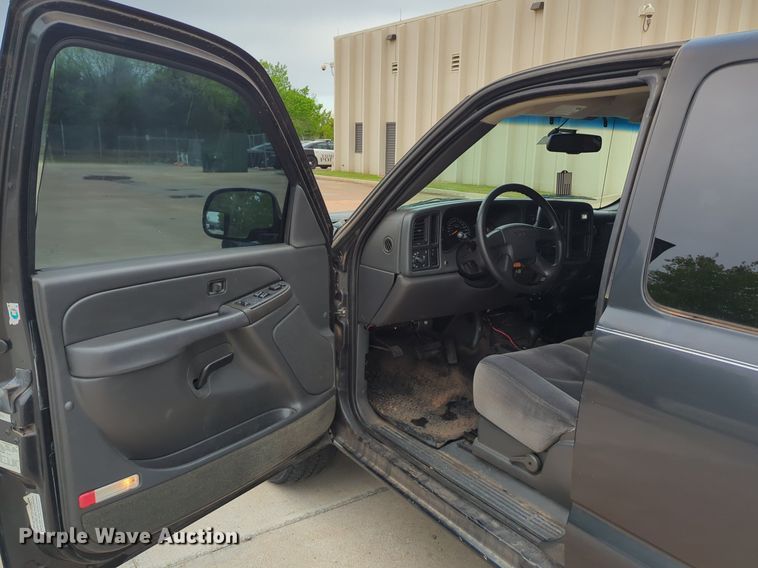 image for item LY9522 2005 GMC Sierra 1500 Ext. Cab pickup truck