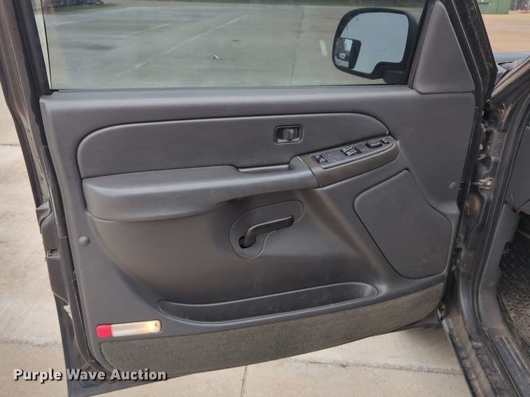 image for item LY9522 2005 GMC Sierra 1500 Ext. Cab pickup truck